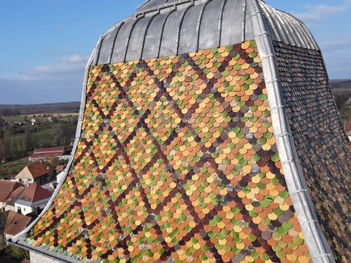 Détaildu motif de tuiles du clocher de l'église de Boult, photo E. Rey