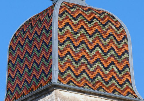Détail du motif de tuiles de l'église de Bourguignon-lès-La Charité, photo M. Morlin