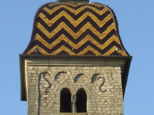 Motif de tuiles du clocher de l'église de Boussières, photo M. Taland