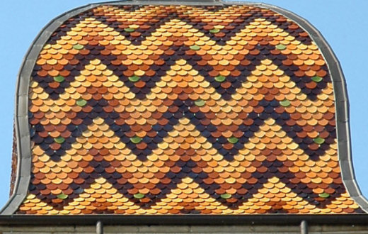 Détail du motif de tuiles de l'église de Bresilley, photo M. Morlin