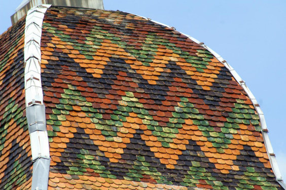 Détail du motif de tuiles du clocher de l'église de Briaucourt, photo J. Masset
