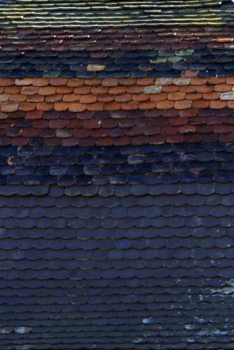 Détail du motif de tuiles du clocher de Briaucourt, photo Y. Bessero