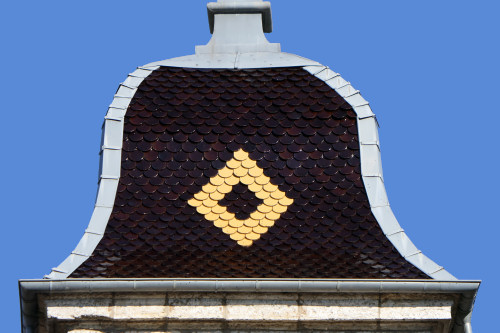 Détail du motif de tuiles de l'église de Brotte-lès-Ray, photo Y. Bessero