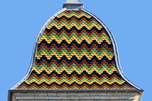 Détail du motif de tuiles de l'église de Broye-lès-Pesmes, photo Y. Bessero