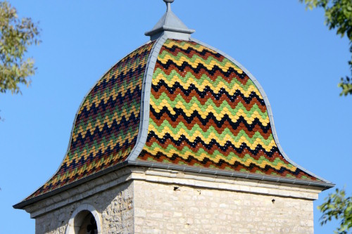 Détail du motif de tuiles de l'église de Broye-lès-Pesmes, photo Y. Bessero