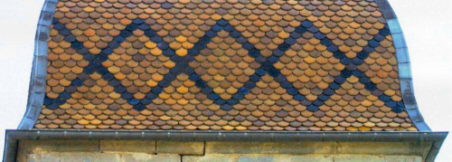 Motif de tuiles du clocher de Buthiers, photo J. Masset
