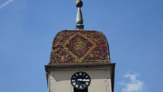 Détail du motif de tuiles du clocher de l'église de Calmoutier