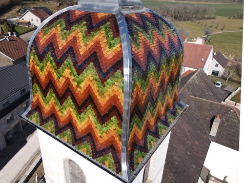 Détail du motif de tuiles du clocher de l'église de Cerre-lès-Noroy, photo E. Rey