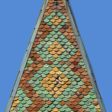 Détail du motif de tuiles du clocher de Cesancey, photo Y. Bessero