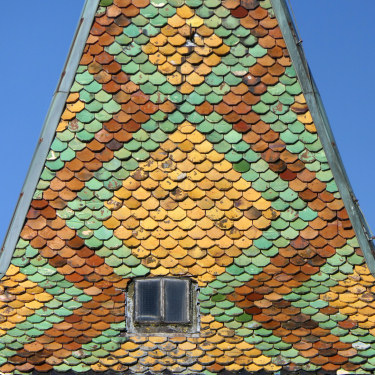 Détail du motif de tuiles du clocher de Cesancey, photo Y. Bessero