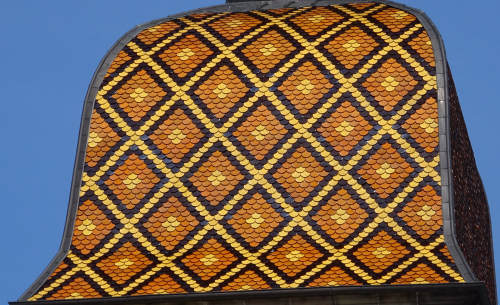 Détail du motif de tuiles du clocher de l'église de Champagney