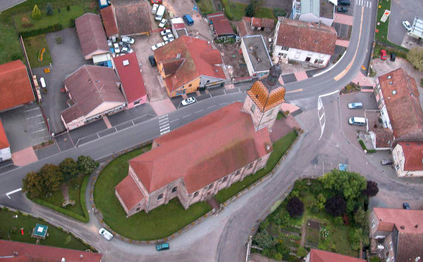 Le clocher de Champagney vu d'une montgolfière, photo B. Lamblin