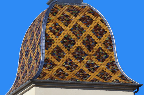 Détail du motif de tuiles de l'église de Champagney, photo C. Quillon