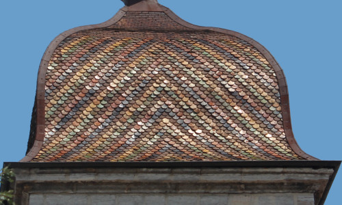 Détail du motif de tuiles du clocher de l'église de Champagnole, photo O. Pernot
