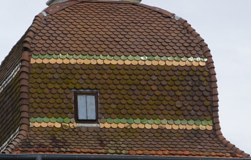 Détail du motif de tuiles du clocher du temple de Champey, photo o.Pernot