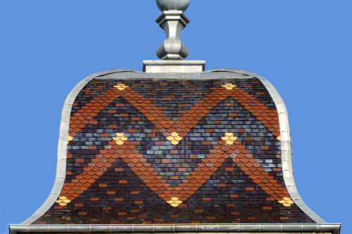 Détail de la couverture de tuiles du clocher de champvans, photo Y. Bessero