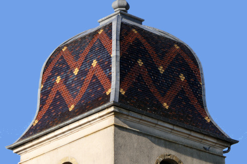 Détail de la couverture de tuiles du clocher de Champvans, photo Y. Bessero