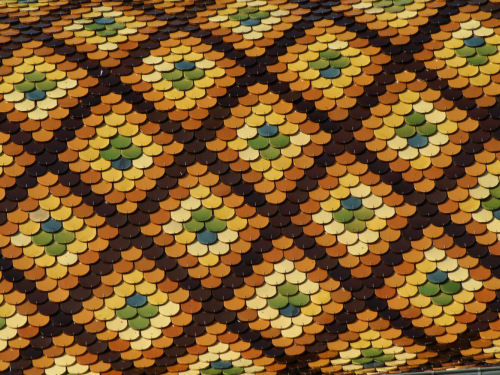 Détail du motif de tuiles du clocher de l'église de Chantrans, photo J. Masset