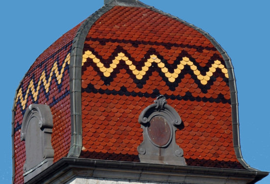 Détail du motif de tuiles de l'église de Chapois, photo M. Morlin