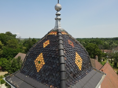 Détail du motif du clocher de Charette-Varenne, photo E. Rey