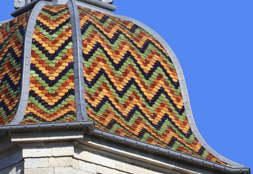 Détail du motif de tuiles de l'église de Chevigny, photo C. Quillon