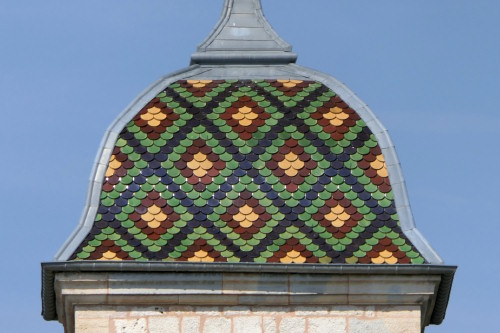 Détail du motif de tuiles de l'église de Citey, photo Y. Bessero