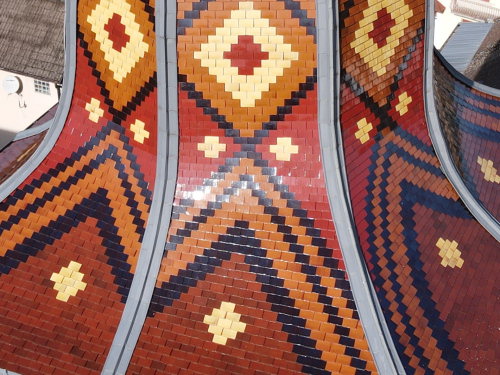 Détail du motif de tuiles du clocher de l'église de Clairvaux-les-Lacs, photo E. Rey