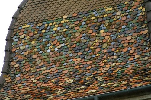 Détail du motif de tuiles du clocher de l'église de Colombe-lès-Vesoul, photo J. Masset