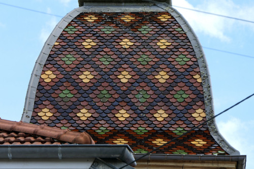 Motif de tuiles du clocher de l'église de Conflandey, photo Y. Bessero