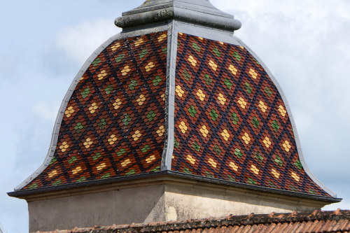 Motif de tuiles du clocher de l'église de Conflandey, photo Y. Bessero