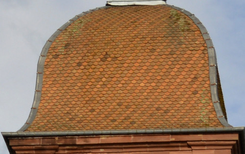 Détail du motif de tuiles du clocher de l'église de Corbenay, photo N. Legat