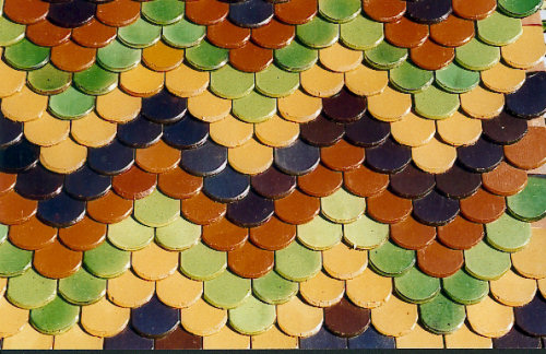 Clocher de Corcondray, détail du motif dessiné par les tuiles, photo M. Morlin