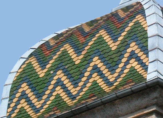 Motif de tuiles du clocher de Cornot, photo B. Lamblin