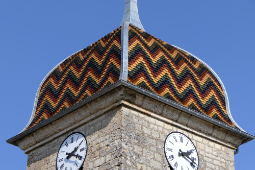 Détail du motif de tuiles de l'église de Cornot, photo Y. Bessero