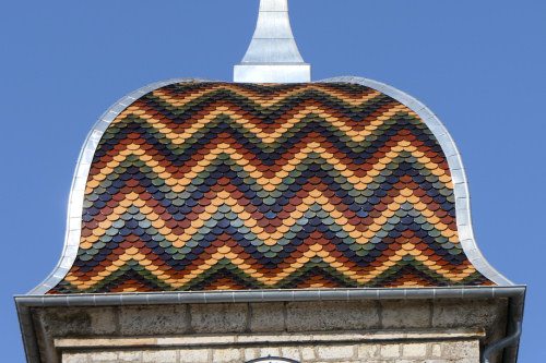 Détail du motif de tuiles du clocher de l'église de Cornot, photo Y. Bessero