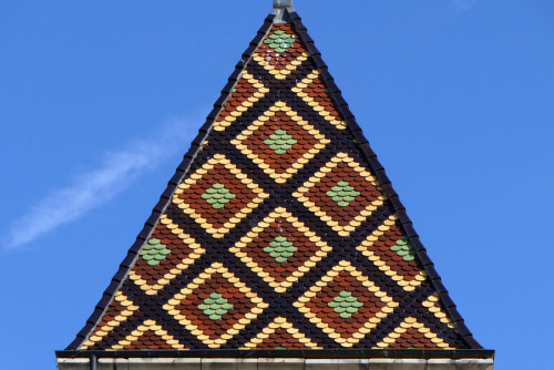 Détail du motif de tuiles du clocher de Courlaoux, photo Y. Bessero