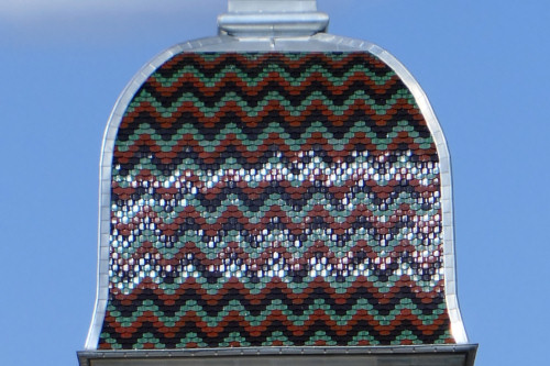 Détail du motif de tuiles du clocher de l'église de Cromary, photo Y. Bessero