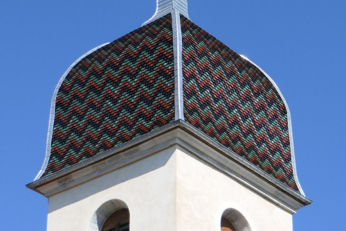 Détail du motif de tuiles du clocher de l'église de  Cromary, photo Y. Bessero