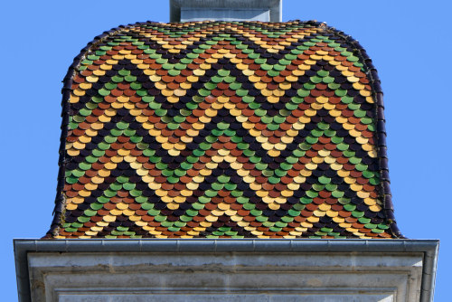 Détail du motif de tuiles de l'église de Cubry, photo Y. Bessero