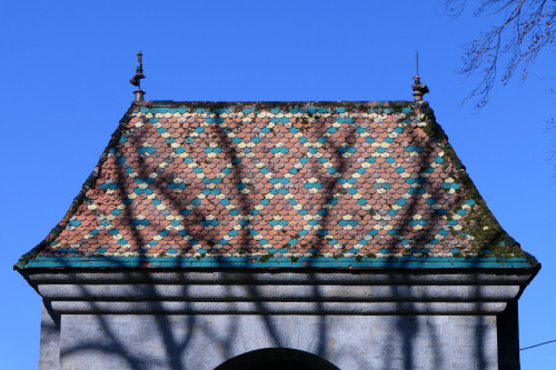 Portail d'une entrée du domaine de Bournel, photo Y. Bessero
