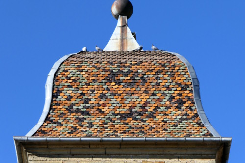 Détail du motif de tuiles du clocher de Cubry-lès-Faverney, photo Y. Bessero
