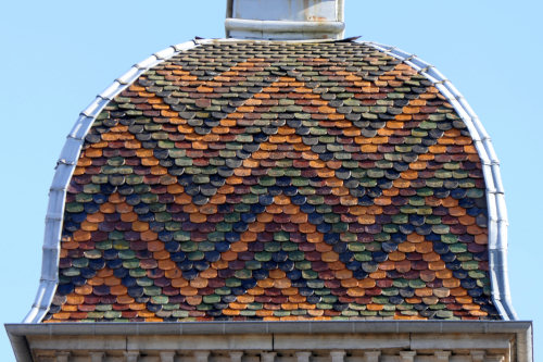 Détail du motif de tuiles du clocher de Cubry-lès-Soing, photo Y. Bessero