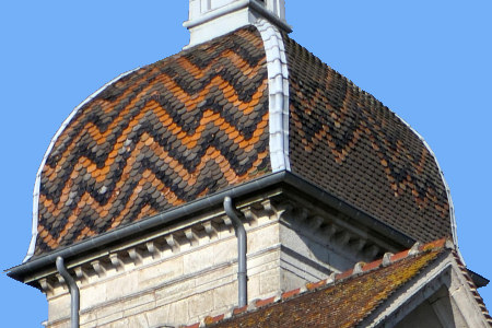 Motif de tuiles du clocher de Cubry-lès-Soing, photo Y. Bessero