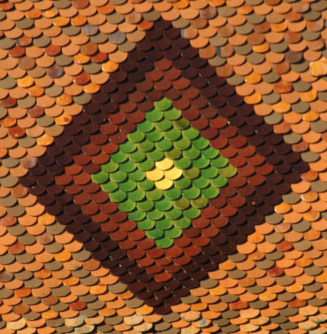 Détail du motif de tuiles du clocher de l'église de Dampierre-lès-Conflans, photo J. Masset