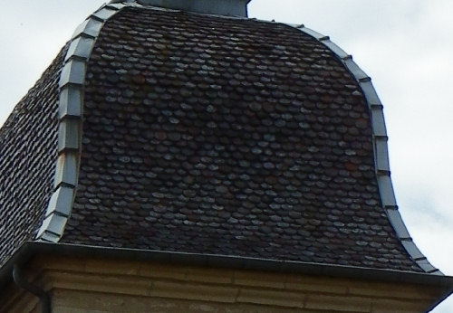 détail des tuiles colorées du clocher de l'église de Delain, photo D. Bion