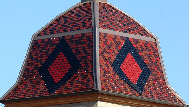 Détail du motif de tuiles du clocher du temple de Désandans, photo M. Morlin 2008