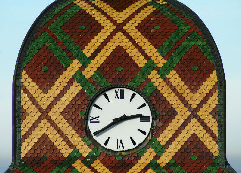 Détail du motif de tuiles du clocher de l'église de Déservillers, photo J. Masset