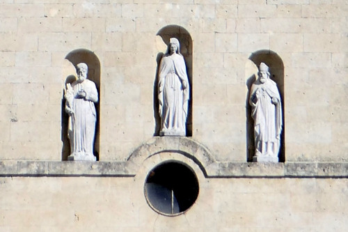 Statues au dessus du porche de l'église de Dommartin, photo Y. Bessero