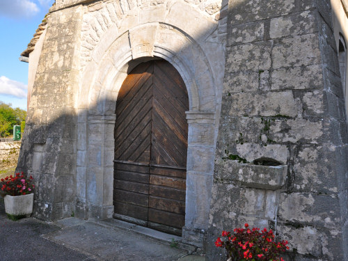 Porche de l'église de Dompierre-sur-Mont, photo M. Morlin