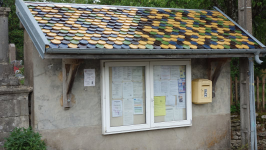 Abri municipal recouvert du même motif de tuiles que le clocher, photo N. Rihet